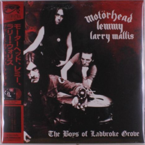 Texte: "Motörhead", "Lemmy", "Larry Wallis", "The Boys of Ladbroke Grove". Schwarz-weißes Foto von drei Männern, eine Person hält einen Mikrofonständer. Links asiatische Schrift auf rotem Hintergrund.