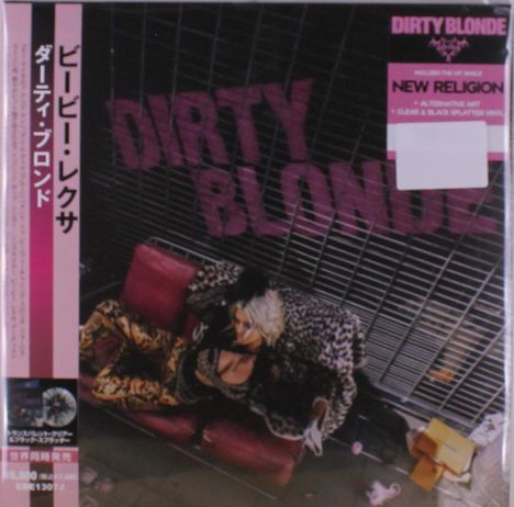 "Dirty Blonde", "New Religion". Frau in auffälliger Kleidung auf einem Sofa, umgeben von Metallgittern.