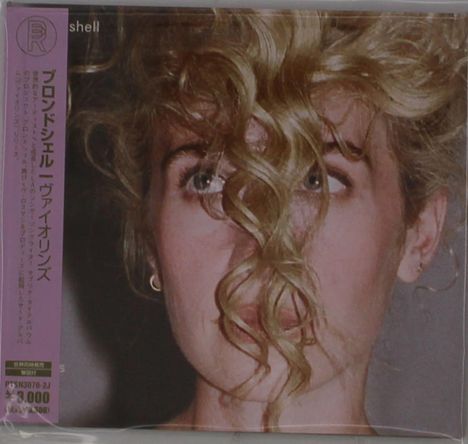 Links ist vertikaler japanischer Text auf lila Hintergrund. Im Zentrum ist ein Gesicht mit lockigem blondem Haar.