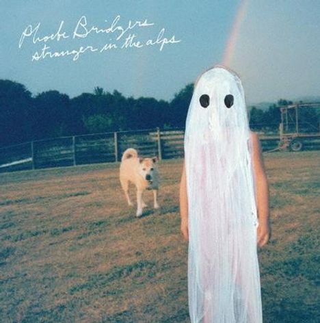 Text: "Phoebe Bridgers stranger in the alps". Illustration eines Kindes als Geist verkleidet, ein Hund im Hintergrund.
