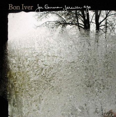 „Bon Iver, for Emma, forever ago“ steht oben. Ein Baum ist hinter einer vereisten Glasscheibe erkennbar.