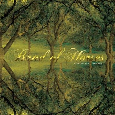 "Band of Horses" und "Everything All the Time" in geschwungener Schrift auf einer Waldlandschaft mit symmetrischer Spiegelung.