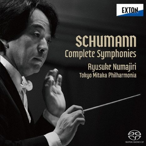 Exton. Schumann Complete Symphonies. Ryusuke Numajiri. Tokyo Mitaka Philharmonia. Dirigent mit Taktstock.