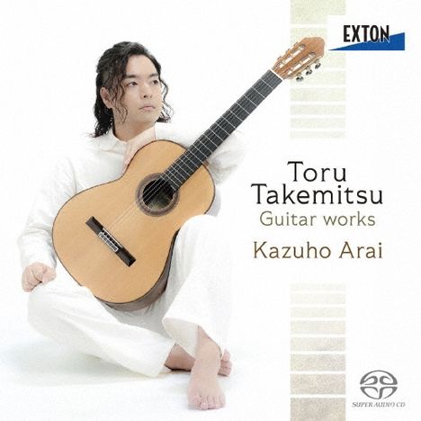 Oben steht "EXTON". "Toru Takemitsu", "Guitar works", "Kazuho Arai". Eine Person hält eine Gitarre, sitzt in Weiß gekleidet.