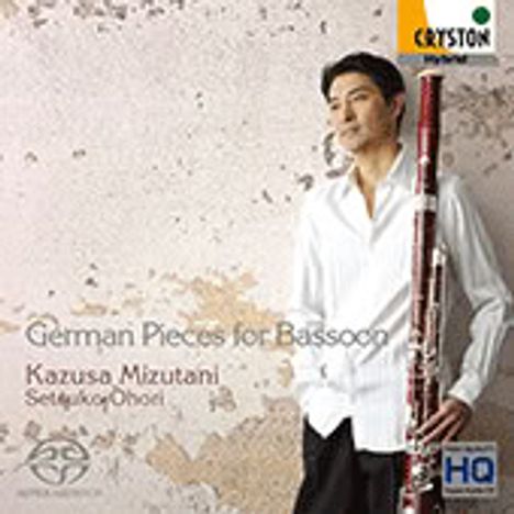„German Pieces for Bassoon“ und „Kazusa Mizutani“ stehen links. Ein Mann lehnt mit einem Fagott an der Wand.
