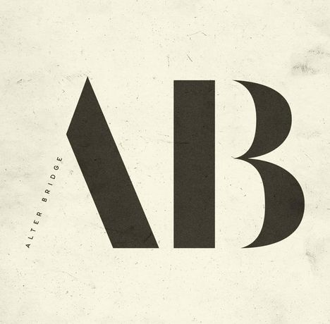 Logo mit großem "AB" in Schwarz. Der Text "ALTER BRIDGE" steht in Kleinbuchstaben schwarz am linken Rand. Beige Hintergrund.
