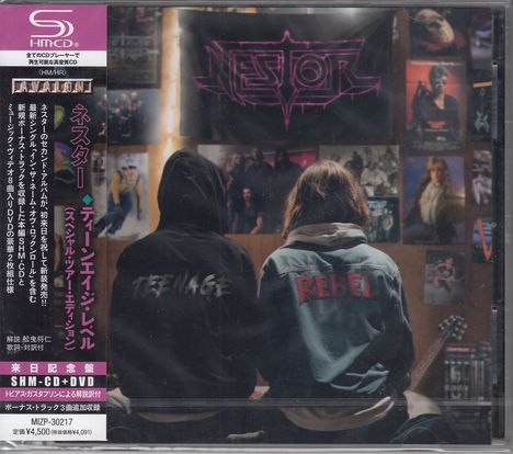 Japanischer Text links; Wörter "TEENAGE" und "REBEL" auf Jacken. Rockband-Poster an der Wand, dunkle Farben.