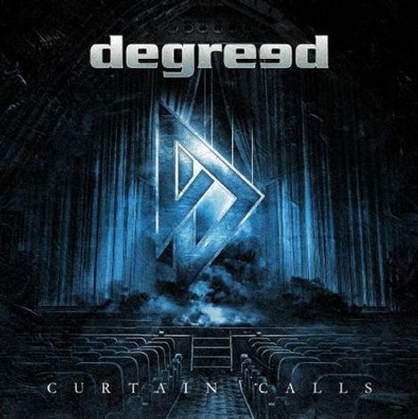 Oben steht "degreed", unten "CURTAIN CALLS". Es zeigt einen leeren Theatersaal mit einem leuchtenden Symbol auf der Bühne.