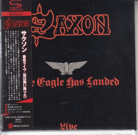 "Saxon - The Eagle Has Landed" in roten Buchstaben auf schwarzem Hintergrund, mittig Adler-Emblem. Japanische Schriftzeichen links.