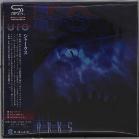 Ein vertikaler Textblock auf Japanisch links. Groß "UFO" oben, "ARKS" unten. Dunkelblaues, mysteriöses Hai-Illustration.