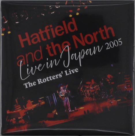 Texte: "Hatfield and the North Live in Japan 2005 The Rotters' Live". Konzertbühne mit Musikern in rotem Licht.