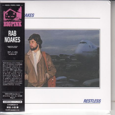 Text: "BIGPINK", "RAB NOAKES", "RESTLESS". Ein Mann in einer Jacke steht vor einem Flugzeug.