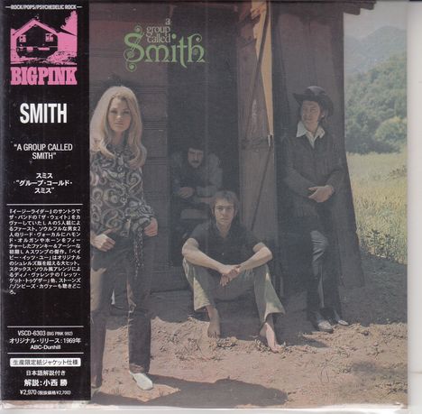 Text: BIGPINK, SMITH "A GROUP CALLED SMITH".  
Vier Leute vor einer Holzhütte, gelassen und lässig positioniert.
