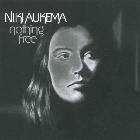 Oben links steht "NIKI AUKEMA nothing free". Ein Schwarz-Weiß-Gesicht im Schatten.