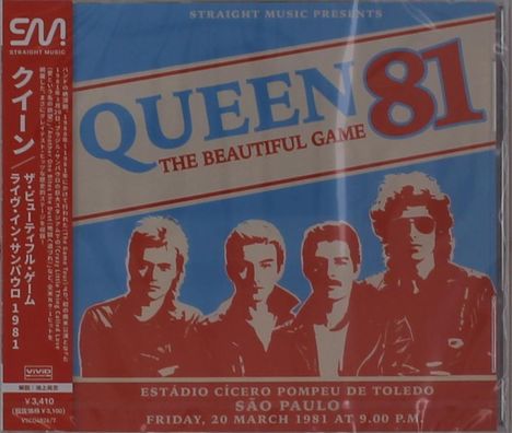 „QUEEN 81: THE BEAUTIFUL GAME“; rotes und blaues Design mit vier abgebildeten Bandmitgliedern, links japanischer Text.
