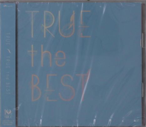 „TRUE the BEST“ steht groß auf einem hellblauem Hintergrund. Links am Rand sind weitere kleine Texte.
