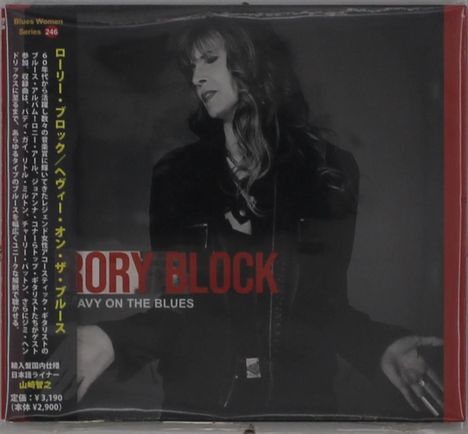 "RORY BLOCK HEAVY ON THE BLUES." Schwarz-weißes Foto einer Frau mit geschlossenen Augen, stilvoll gekleidet.