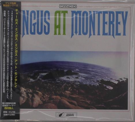 „Mingus at Monterey“ in großen Buchstaben oben. Darunter eine Küstenlinie mit Felsen und Meer. Links japanischer Text.