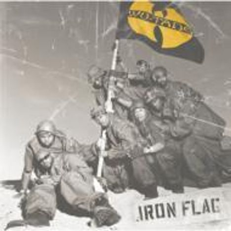 "Iron Flag" steht in großen Buchstaben. Mehrere Personen heben eine Flagge mit einem gelben Logo.
