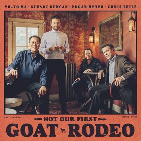 "Yo-Yo Ma, Stuart Duncan, Edgar Meyer, Chris Thile. 'Not Our First Goat Rodeo'. Vier Männer in einem gemütlichen Raum."