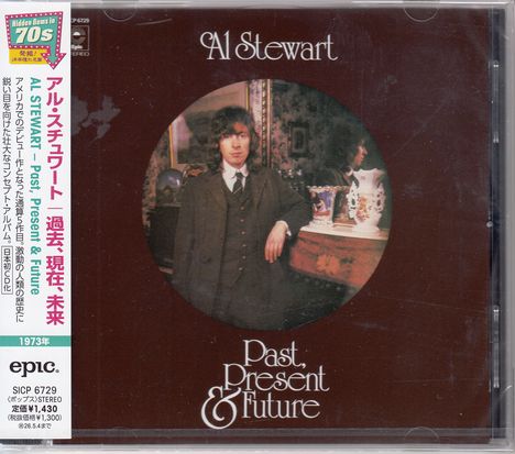 Texte: "Al Stewart," "Past, Present & Future." Eine Person steht elegant gekleidet vor einem antiken Tisch mit dekorativen Elementen.