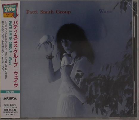 „Patti Smith Group - Wave“ in Rot und Blau. Links japanische Schrift und weiße Taube bei einer Person vor einem dunklen Hintergrund.