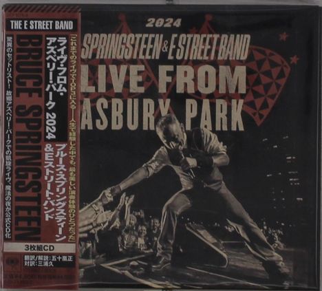 Die Texte lauten „THE E STREET BAND“, „BRUCE SPRINGSTEEN“, „2024 LIVE FROM ASBURY PARK“. Foto mit einem Sänger auf der Bühne.
