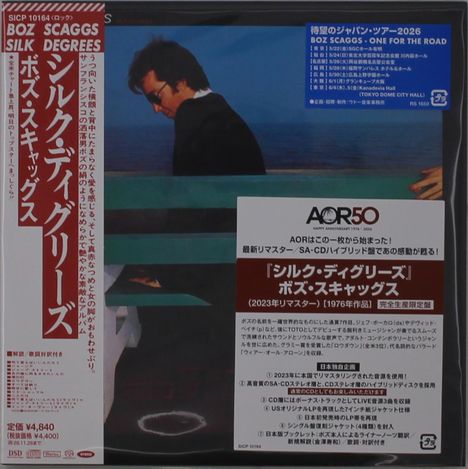 "Boz Scaggs - Silk Degrees" in Englisch und Japanisch. Links ein vertikaler roter Balken. Mann im Anzug an einem Tisch.