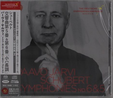 "PAAVO JÄRVI SCHUBERT SYMPHONIES No. 6 & 5". Schwarz-Weiß-Foto eines Mannes mit gefalteten Händen.
