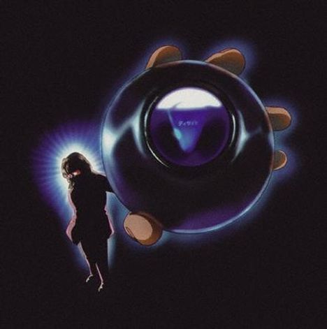 Ein mystisches Objekt mit bläulicher Aura schwebt, daneben steht eine verschwommene menschliche Gestalt in Schatten.