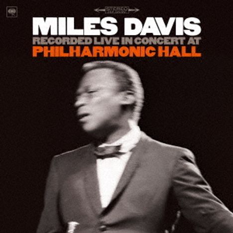 „MILES DAVIS RECORDED LIVE IN CONCERT AT PHILHARMONIC HALL” steht über einem unscharfen Schwarz-Weiß-Foto eines Musikers.