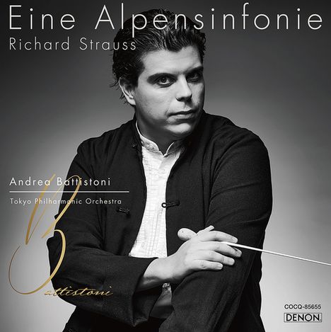 "Eine Alpensinfonie" von Richard Strauss, Andrea Battistoni, Tokyo Philharmonic Orchestra. Schwarz-weißes Foto eines Dirigenten.