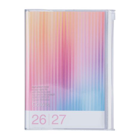 „Colors“, „26 | 27“, Text über Farben im Alltag; Pastellstreifen in Rosa, Blau, Gelb. Transparente Hülle.