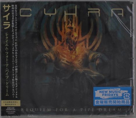 Links japanischer Text, oben „CYHRA“, unten „REQUIEM FOR A PIPE DREAM“. Illustration: Feuer umgibt sitzende Gestalt.