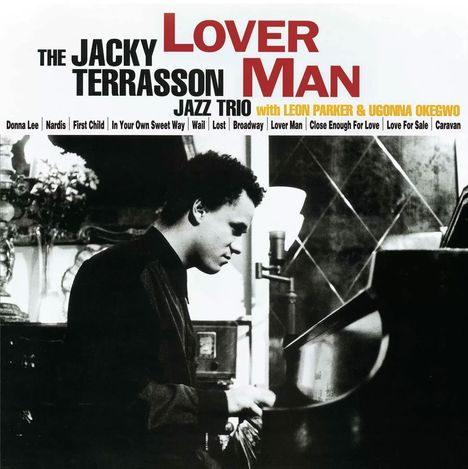 "The Jacky Terrasson Jazz Trio" und "Lover Man" in kräftigem Text. Ein Mann spielt konzentriert Klavier.