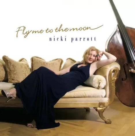 „Fly me to the moon“ und „nicki parrott“ in eleganter Schrift. Eine Frau in einem langen Kleid liegt auf einem Sofa.