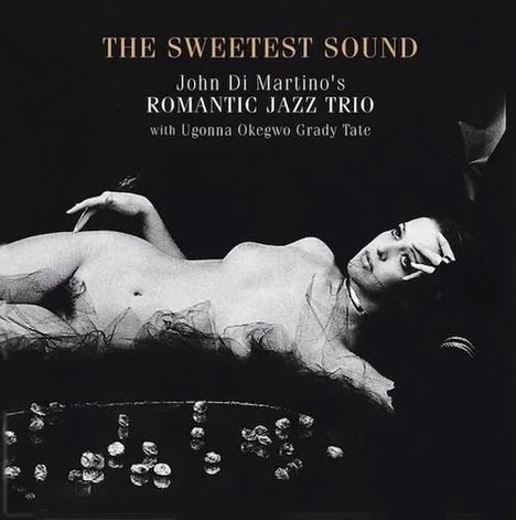 „The Sweetest Sound“ von John Di Martino’s Romantic Jazz Trio. Frau liegt elegant zwischen verstreuten Diamanten.