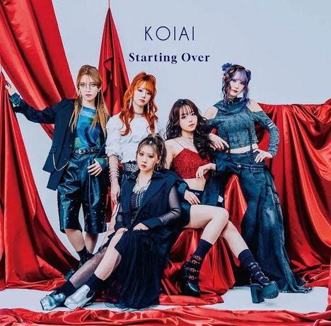„KOIAI Starting Over“ oben in der Mitte. Fünf Frauen in modischer Kleidung vor roten Stoffbahnen.