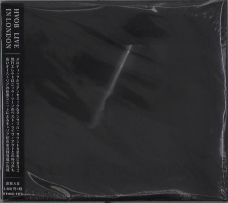 HVOB LIVE IN LONDON, vertikaler Textblock mit japanischen Schriftzeichen auf schwarzem Hintergrund. Verpackung reflektiert Licht.