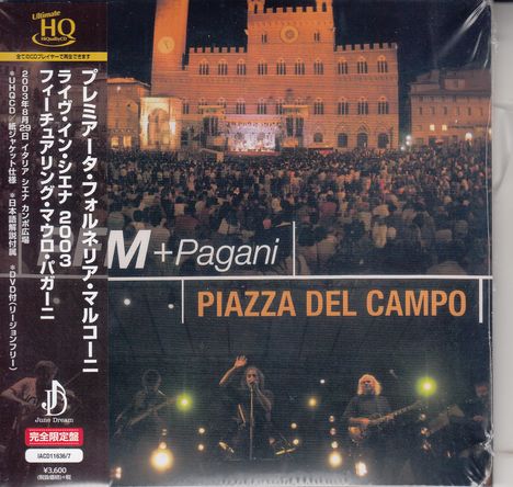 Texte: "Piazza del Campo", "M + Pagani". Menschenmenge vor einer beleuchteten Bühne mit historischem Gebäude im Hintergrund.