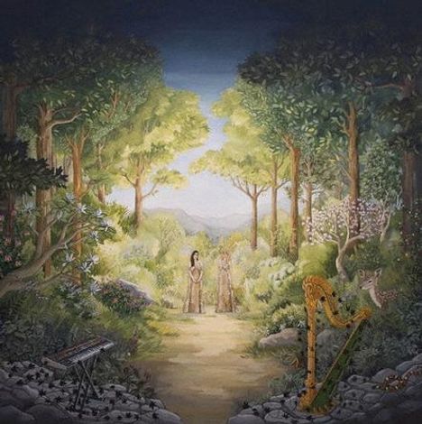 Zwei Frauen stehen im Wald. Ein goldene Harfe und ein Keyboard sind zwischen Bäumen. Pflanzen und ein Reh sind zu sehen.