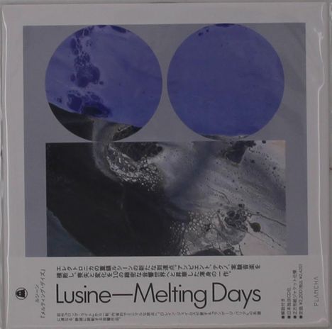Text: "Lusine—Melting Days." Zwei blaue Kreise und darunter abstrakte schwarz-weiße Texturen.