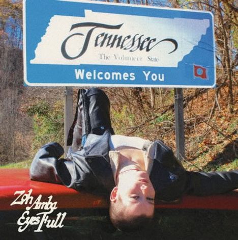 Text: "Tennessee, The Volunteer State, Welcomes You", "Zh Angst, Eyes Full".  
Eine Person lehnt rückwärts auf einem Auto.