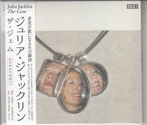 "Julia Jacklin The Gem" steht oben. Drei Anhänger mit Porträtfotos an einer Kette, auf hellem Hintergrund.