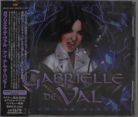 "GABRIELLE de VAL, I AM THE HAMMER." Frau in Lederjacke singt energisch, dunkel-violetter Hintergrund mit Schmetterlingen.