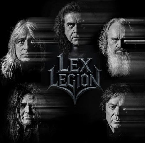 "LEX LEGION" in einer metallischen Schrift, darüber fünf ernst dreinblickende Männer in Schwarz-Weiß-Tönen.