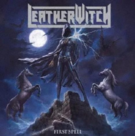 "LEATHERWITCH", "FIRST SPELL". Eine Gestalt in Rüstung steht auf einem Felsen, umgeben von zwei Pferden und Blitzen.