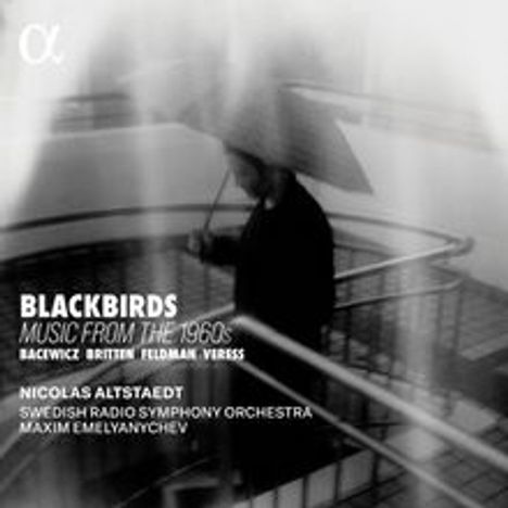 „BLACKBIRDS MUSIC FROM THE 1960s“, Künstler: Nicolas Altstaedt, Swedish Radio Symphony Orchestra, Maxim Emelyanychev. Subtile, verschwommene Person mit Schirm.