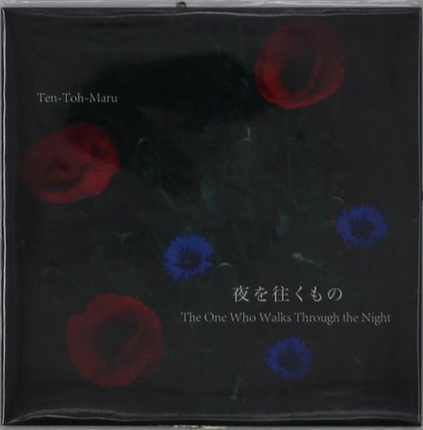 "Ten-Toh-Maru. 夜を往くもの. The One Who Walks Through the Night." Rote und blaue Blumen vor dunklem Hintergrund.