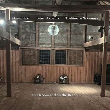 Die Namen "Martin Taxt", "Tetuzi Akiyama", "Toshimaru Nakamura". Text: "In a Room and on the Beach". Holzraum mit Schallabsorbern.